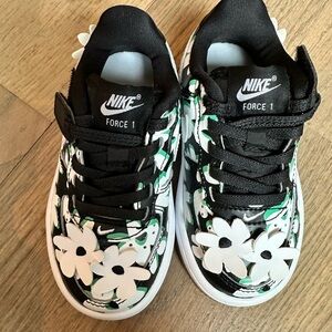 Nike Kids Black, White & Green Floral Force 1 Sneakers